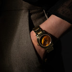 Montre MATY GM cadran Pierre Oeil de tigre bracelet acier doré - vue porté 1