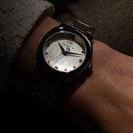 Montre MATY GM cadran nacre bracelet acier - vue porté 1