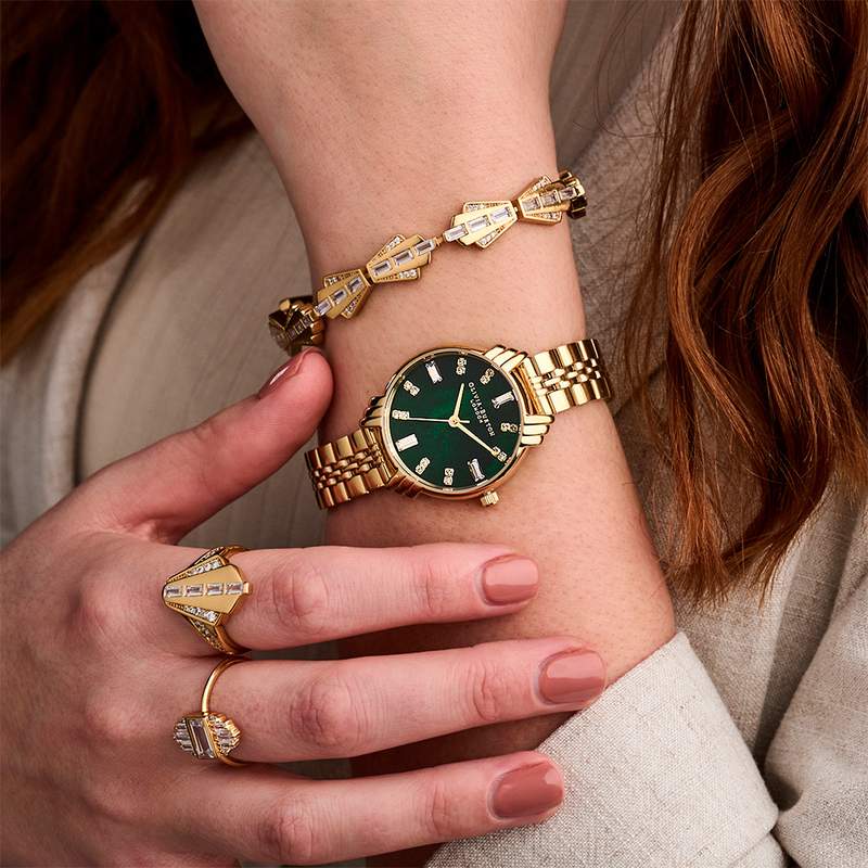 Montre OLIVIA BURTON art deco femme analogique, bracelet acier doré jaune - vue porté 1