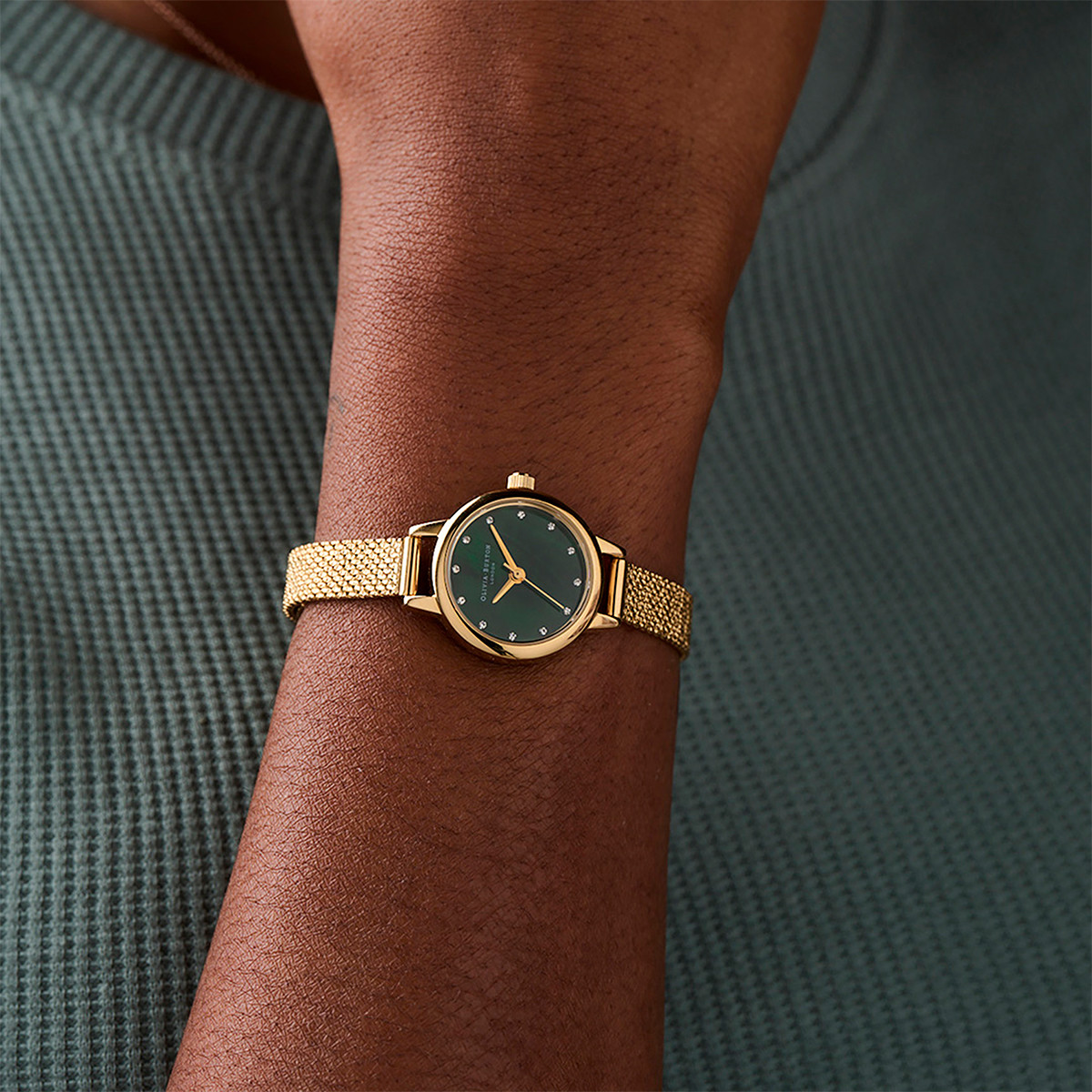 Montre OLIVIA BURTON classics femme analogique, bracelet acier doré jaune - vue porté 1