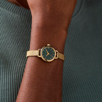 Montre OLIVIA BURTON classics femme analogique, bracelet acier doré jaune - vue porté 1