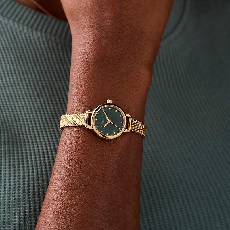 Montre OLIVIA BURTON classics femme analogique, bracelet acier doré jaune - vue porté 1