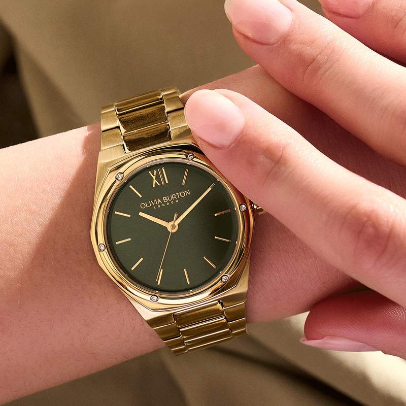 Montre OLIVIA BURTON hexa femme analogique, bracelet acier doré jaune - vue porté 1