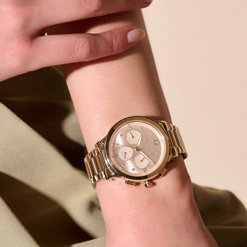 Montre OLIVIA BURTON multi function femme analogique, bracelet acier doré rose - vue porté 1