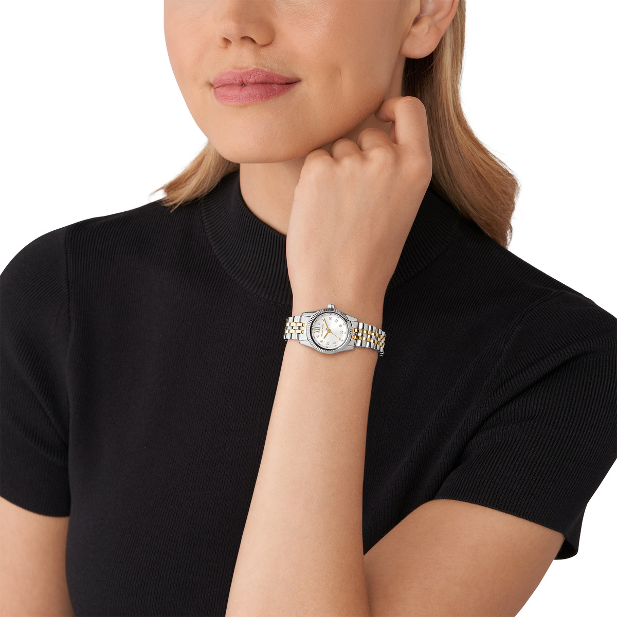 Montre MICHAEL KORS lexington femme bracelet acier inoxydable bicolore - vue porté 1