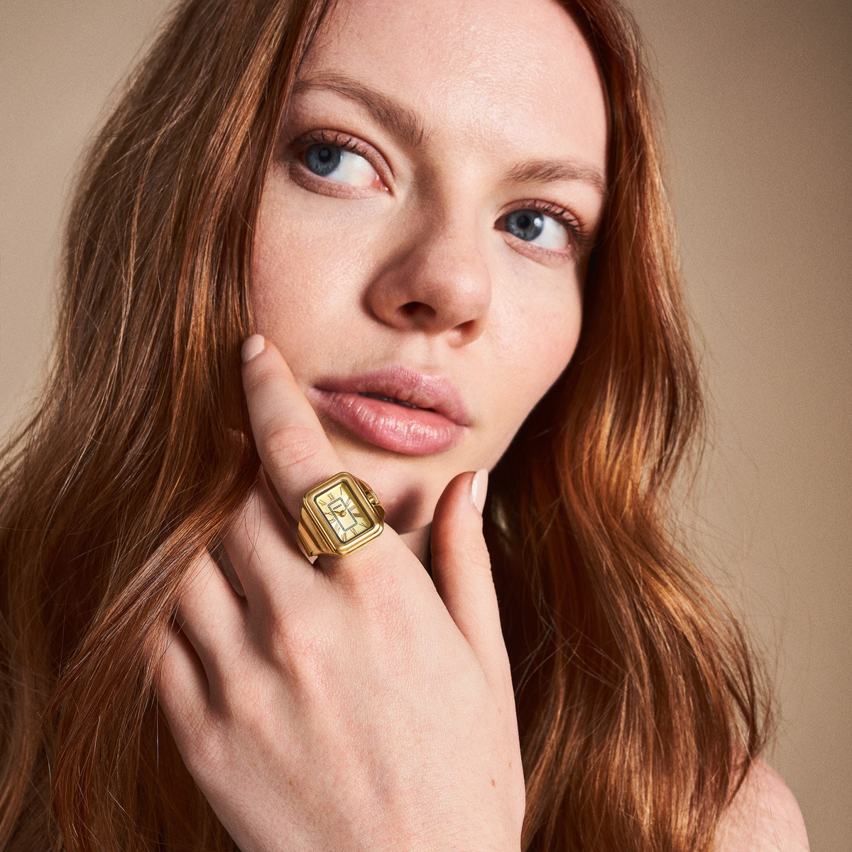 Montre FOSSIL watch ring femme bracelet acier inoxydable doré - vue porté 1
