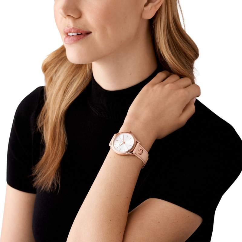 Montre MICHAEL KORS slim runway femme bracelet cuir beige - vue porté 1