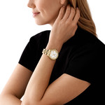 Montre MICHAEL KORS sage femme bracelet acier inoxydable doré - vue porté 1