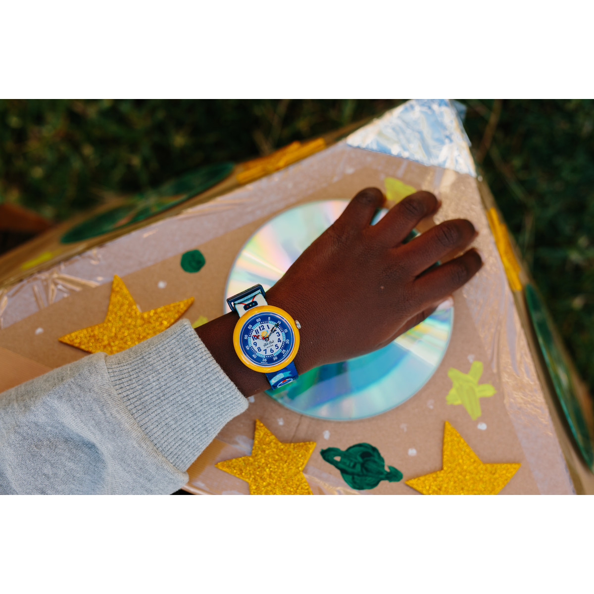 Montre FLIK FLAK Future dreams Astrodreams enfant plastique biosourcé bracelet PET recyclé bleu - vue porté 1