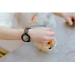 Montre Flik Flak Shine Bright Webaxus enfant plastique biosourcé bracelet silicone noir - vue porté 1