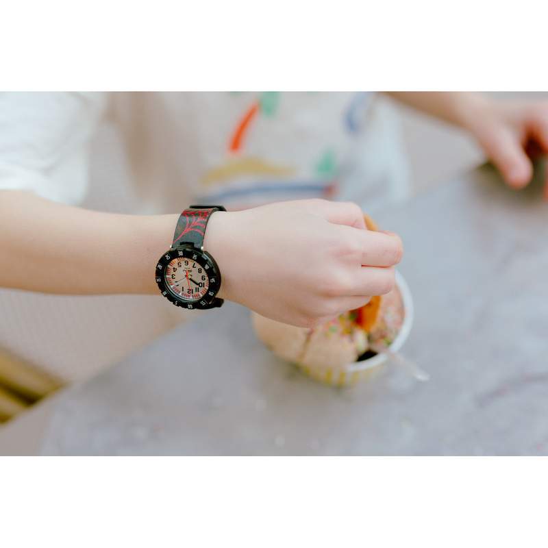 Montre Flik Flak Shine Bright Webaxus enfant plastique biosourcé bracelet silicone noir - vue porté 1