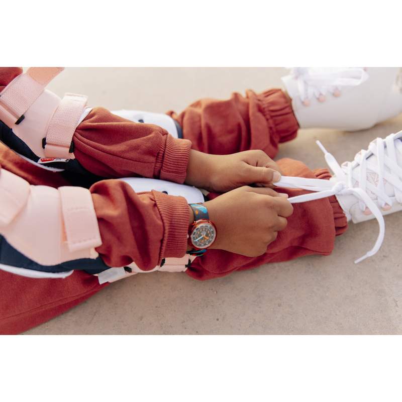 Montre Flik Flak Sport lovers Skate squad enfant plastique biosourcé bracelet PET recyclé noir - vue porté 1