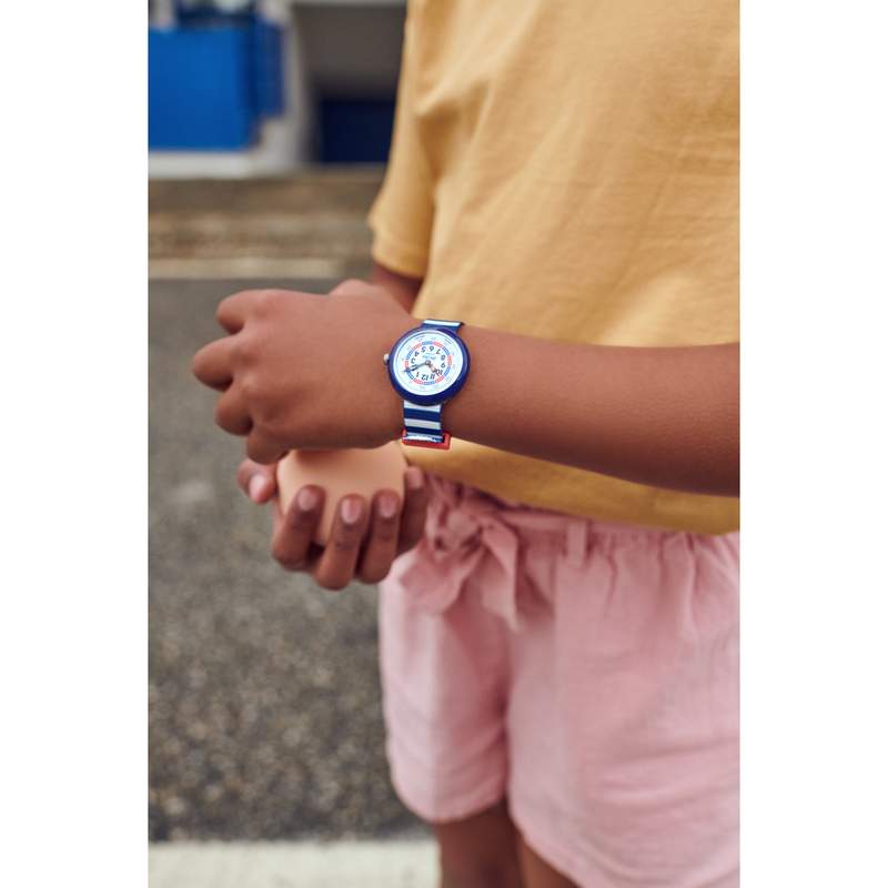 Montre Flik Flak Color my life Little boat enfant plastique biosourcé bracelet PET recyclé bleu - vue porté 1