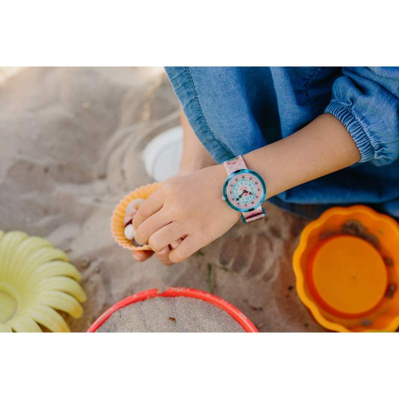 Montre FLIK FLAK Future dreams Bake it up enfant plastique biosourcé bracelet PET recyclé rose - vue porté 1