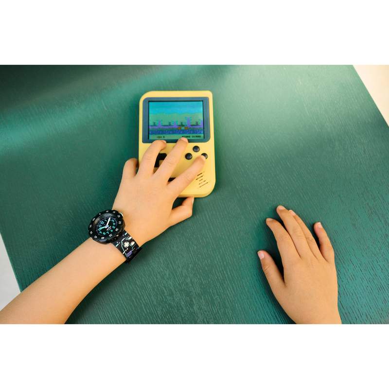 Montre FLIK FLAK Gameland Try again enfant plastique biosourcé bracelet PET recyclé noir - vue porté 1