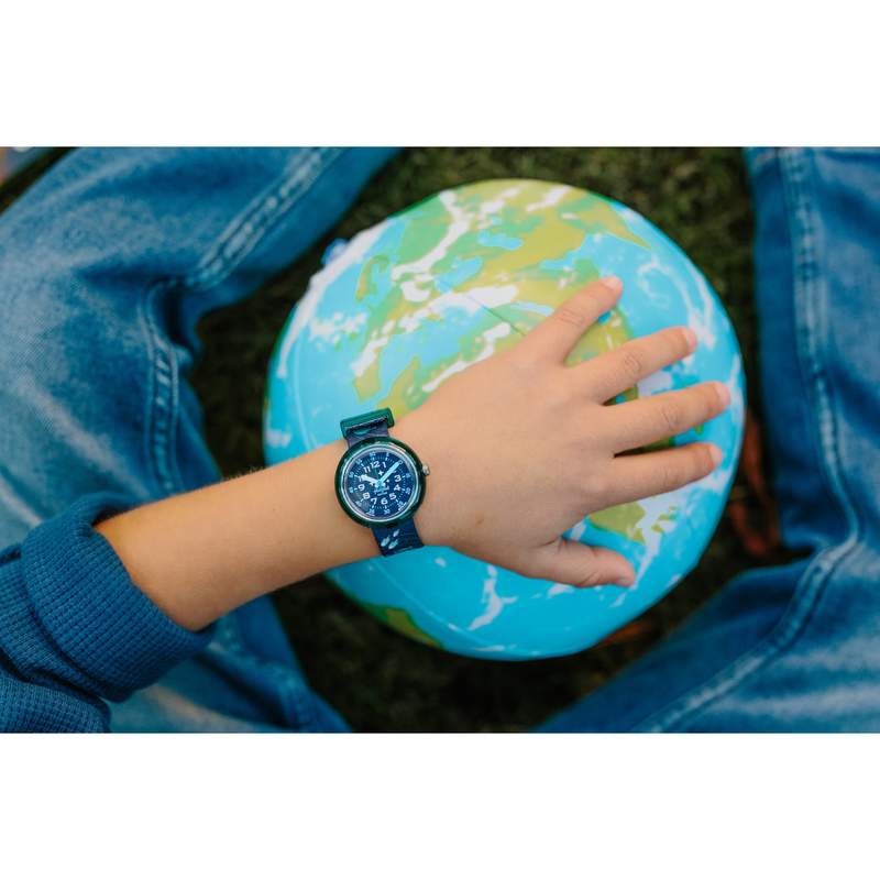 Montre Flik Flak Future dreams Take me to space enfant plastique biosourcé bracelet PET recyclé bleu - vue porté 1