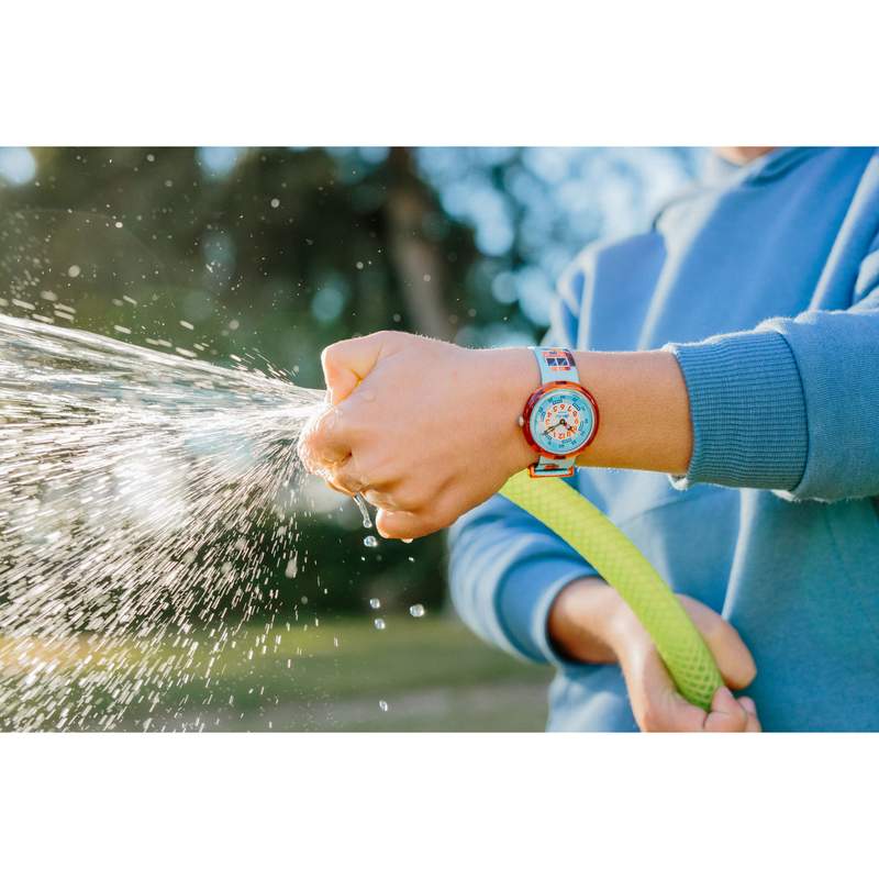 Montre Flik Flak Future dreams Fire stopper enfant plastique biosourcé bracelet PET recyclé bleu - vue porté 1