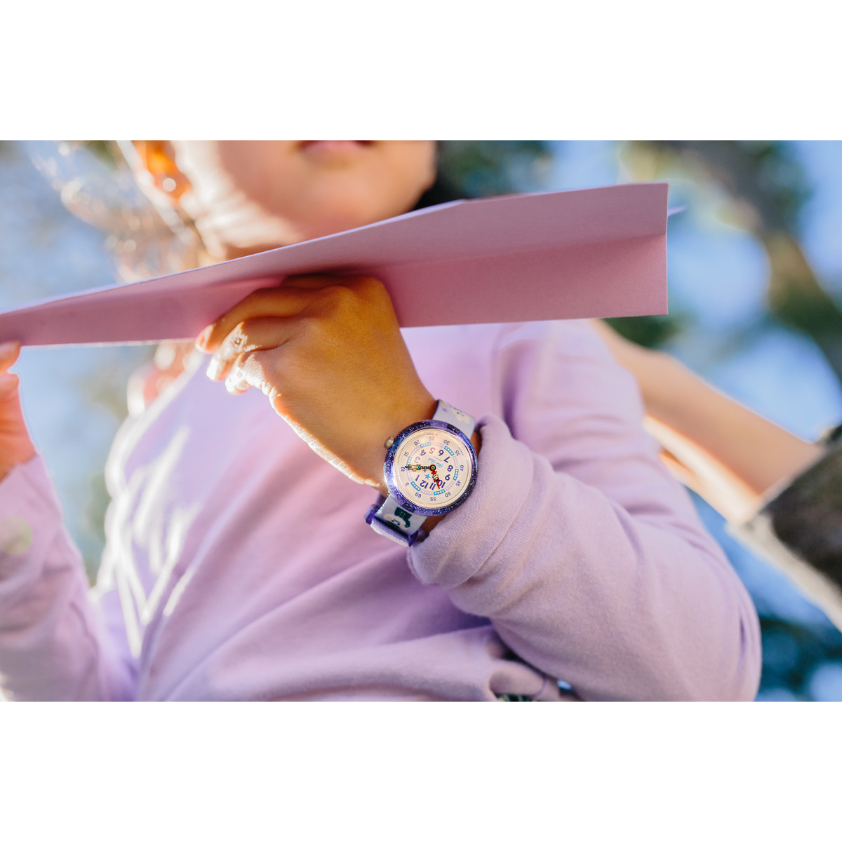 Montre FLIK FLAK Future dreams Chasing clouds enfant plastique biosourcé bracelet PET recyclé violet - vue porté 2