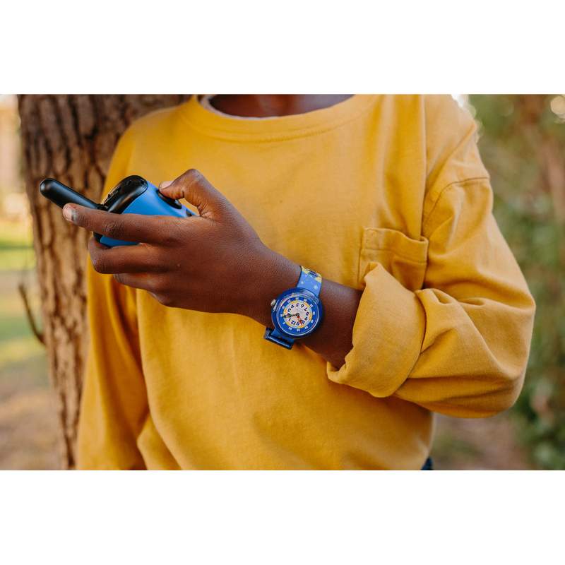 Montre Flik Flak Future dreams Paws up enfant plastique biosourcé bracelet PET recyclé bleu - vue porté 2
