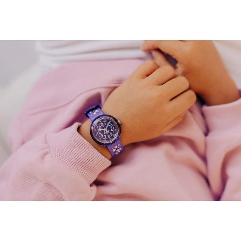Montre Flik Flak Shine bright Stargazing enfant plastique biosourcé bracelet PET recyclé violet - vue porté 2