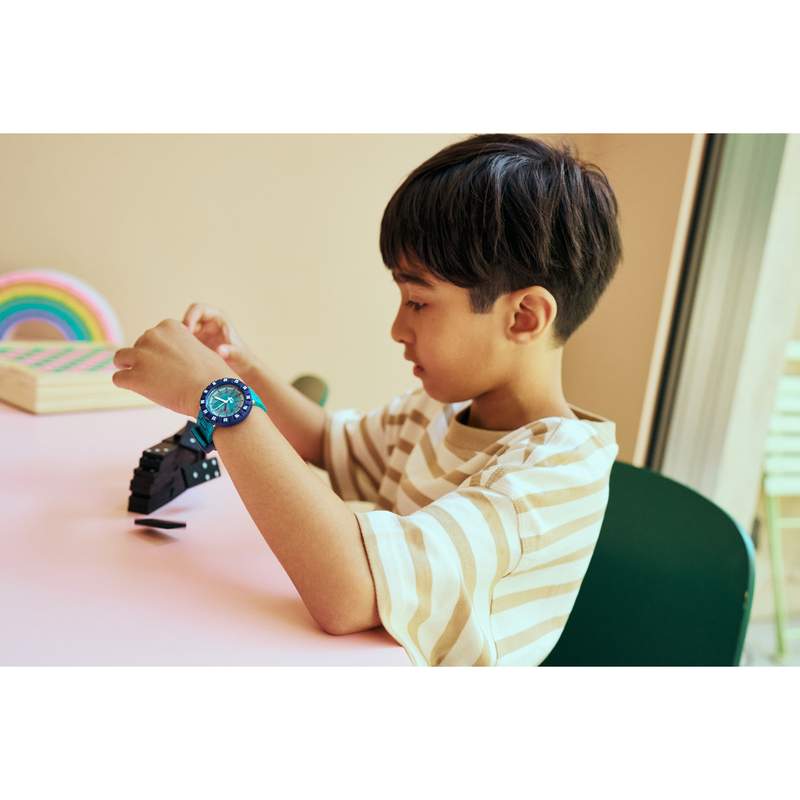 Montre Flik Flak Gameland Level Teal enfant plastique biosourcé bracelet PET recyclé vert - vue porté 1