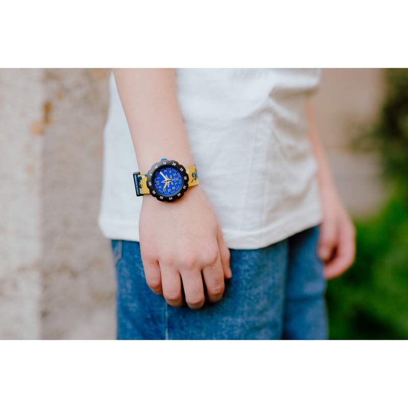 Montre Flik Flak Tales from the world Ninjamazing enfant plastique biosourcé bracelet PET recyclé bleu - vue porté 1