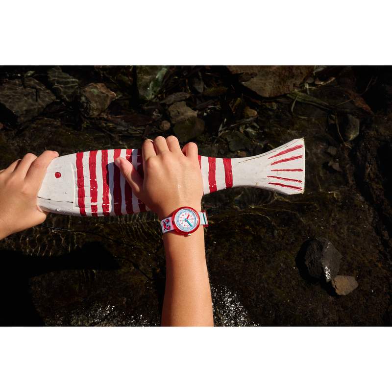 Montre Flik Flak Shine bright Shining crab enfant plastique biosourcé bracelet PET recyclé bleu - vue porté 2