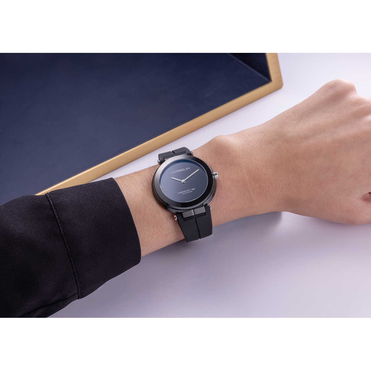 Montre MICHEL HERBELIN Newport femme automatique, bracelet silicone noir - vue porté 1