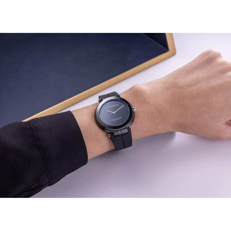 Montre MICHEL HERBELIN Newport femme automatique, bracelet silicone noir - vue porté 1