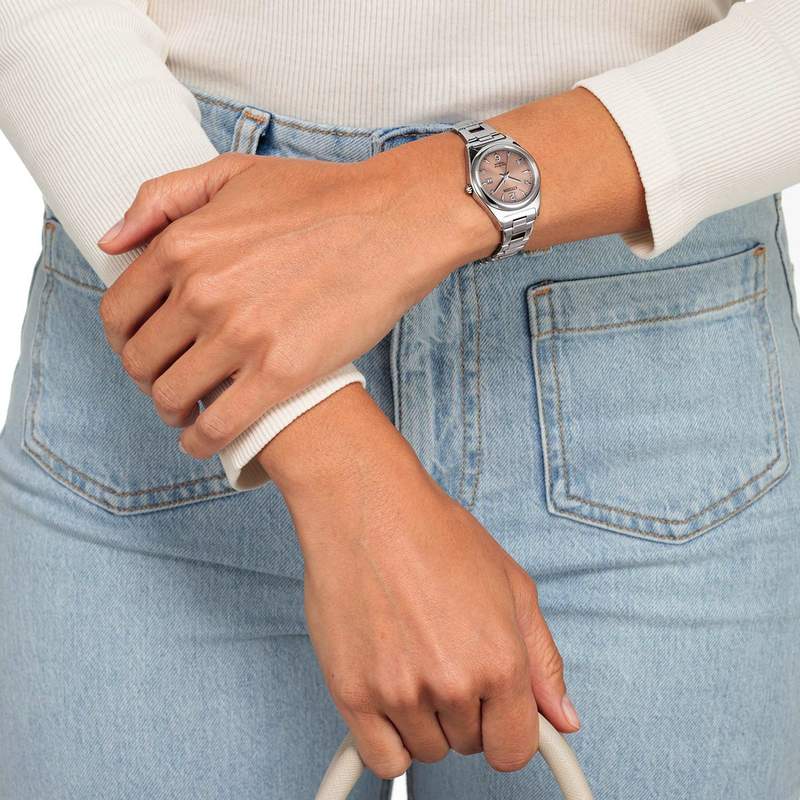 Montre CITIZEN super titanium ladies femme eco-drive, bracelet tissu gris argent - vue porté 1