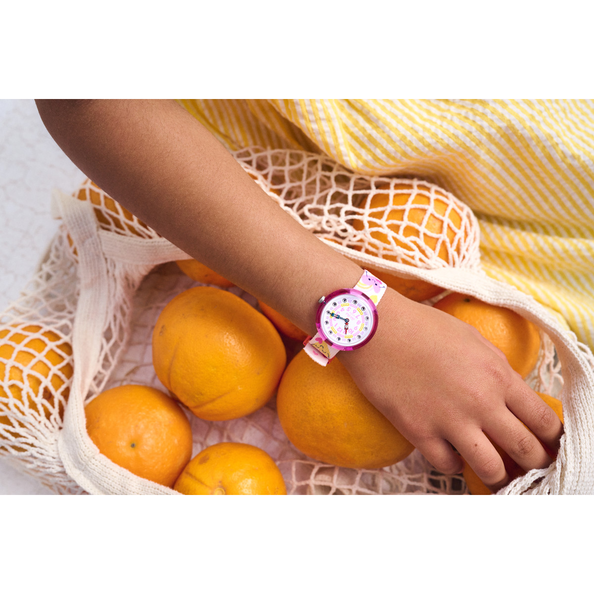 Montre Flik Flak Organized Chaos Bouncing Hearts enfant bracelet pet recycle blanc - vue porté 1