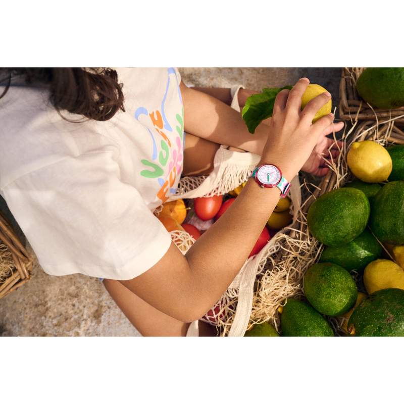 Montre Flik Flak Organized Chaos Retro Scales enfant bracelet pet recyclé bleu - vue porté 1
