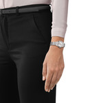 Montre TISSOT T-CLASSIC DREAM femme cadran gris bracelet acier inoxydable - vue porté 1
