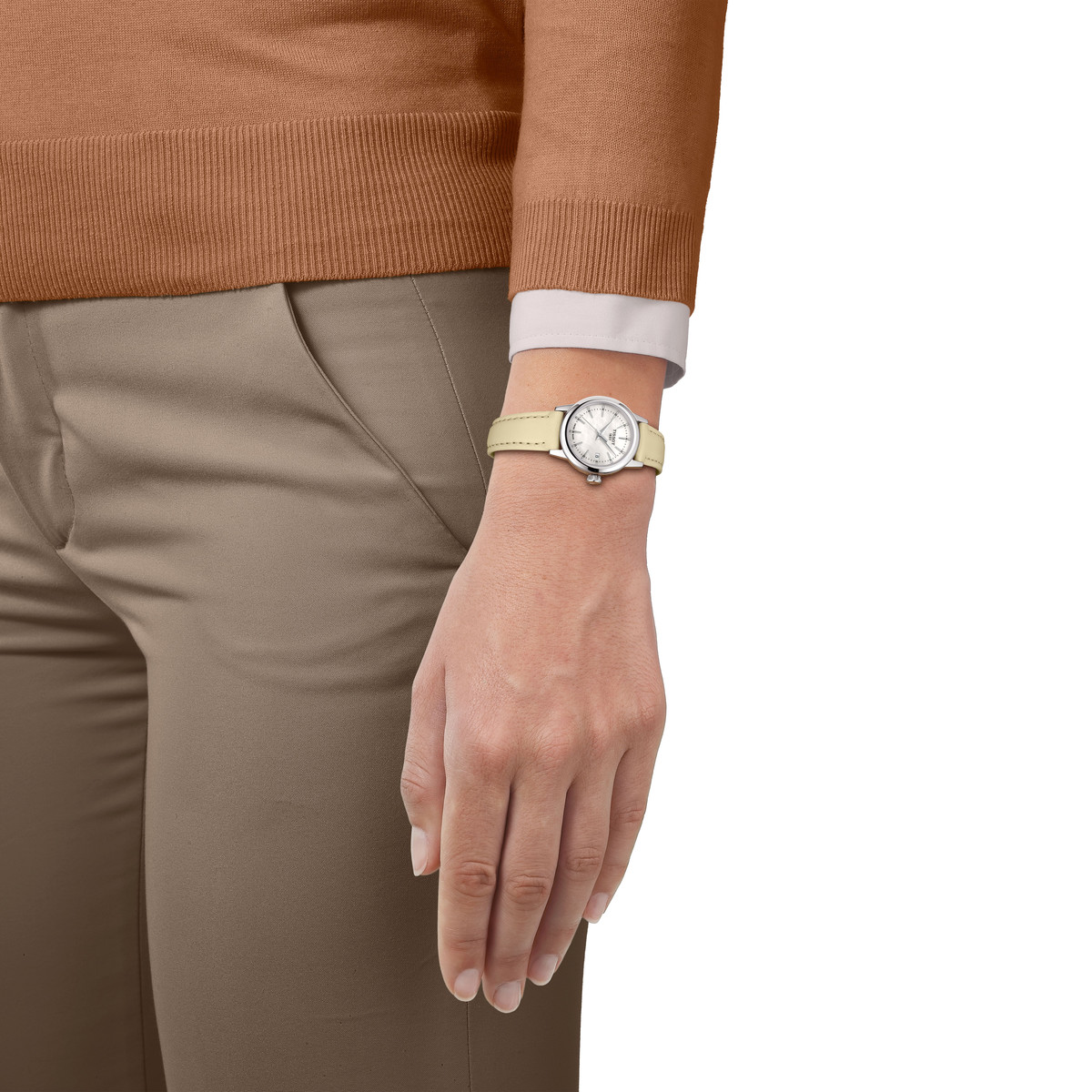 Montre TISSOT T-classic femme bracelet cuir beige - vue porté 1