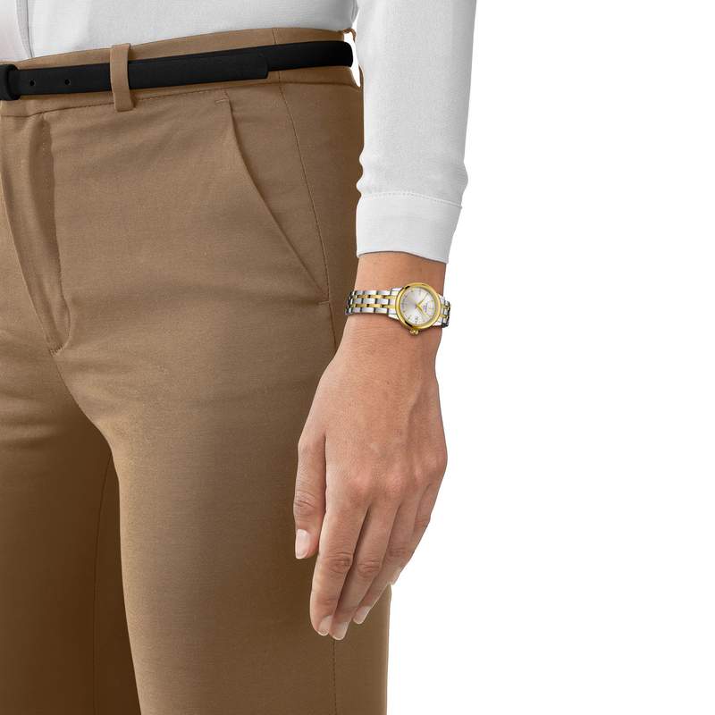 Montre TISSOT T-CLASSIC DREAM femme cadran gris bracelet acier inoxydable bicolore doré - vue porté 1
