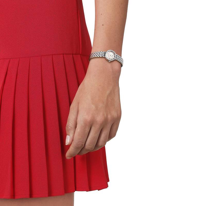 Montre TISSOT T-LADY LOVELY ROUND femme cadran gris bracelet acier inoxydable - vue porté 1