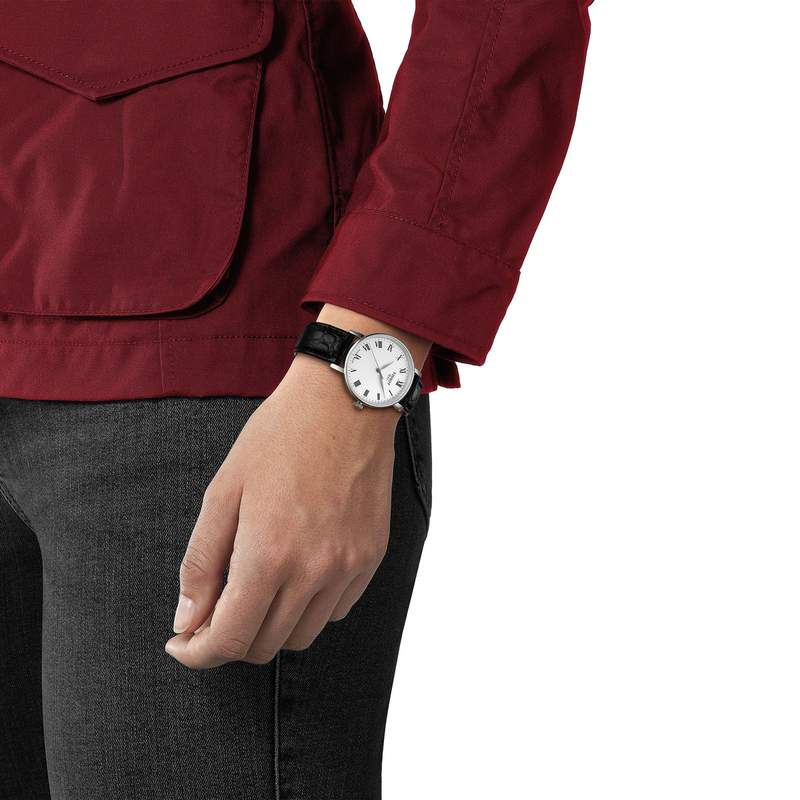 Montre TISSOT T-classic femme bracelet cuir noir - vue porté 1