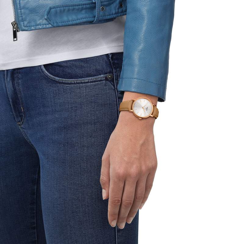 Montre TISSOT T-classic femme bracelet cuir beige - vue porté 1