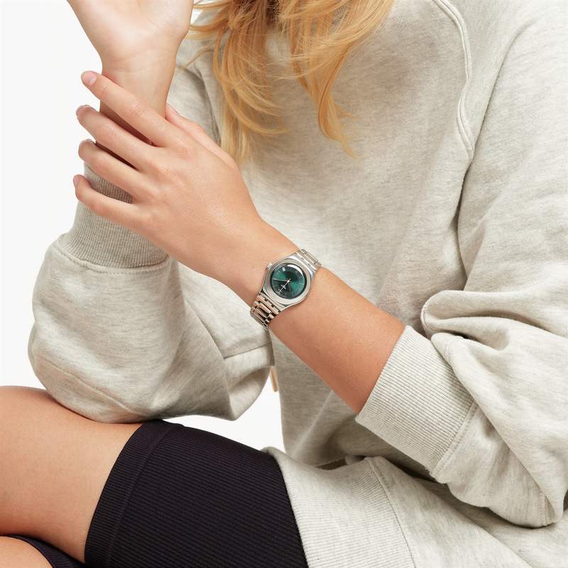 Montre SWATCH Irony Medium Middlesteel femme bracelet acier inoxydable gris - vue porté 2