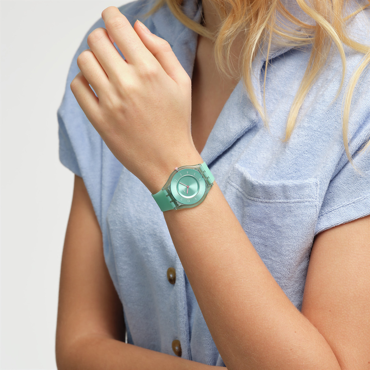 Montre SWATCH Skin Classic biosourced Pastelicious teal femme bracelet silicone vert - vue porté 2