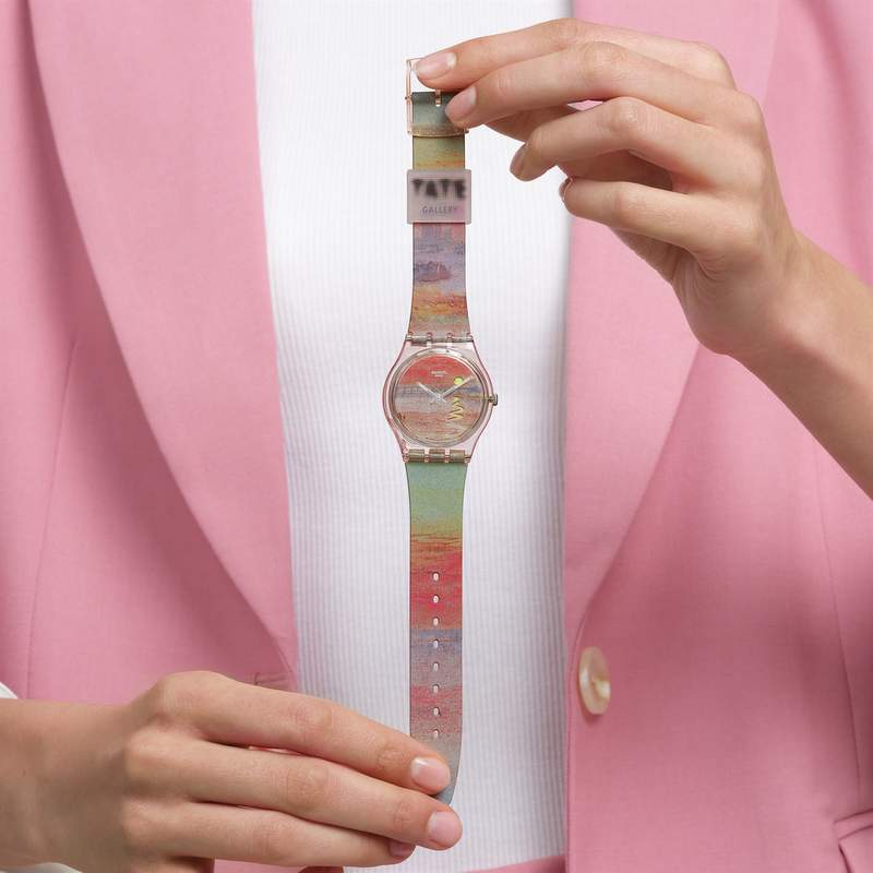 Montre SWATCH Gent biosourced Turner's Scarlet sunset femme bracelet silicone rose - vue porté 1