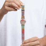 Montre SWATCH Gent biosourced Turner's Scarlet sunset femme bracelet silicone rose - vue porté 2