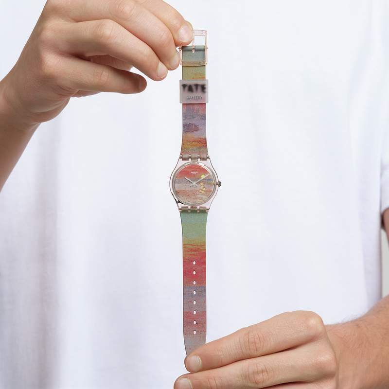 Montre SWATCH Gent biosourced Turner's Scarlet sunset femme bracelet silicone rose - vue porté 2