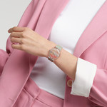 Montre SWATCH Gent biosourced Turner's Scarlet sunset femme bracelet silicone rose - vue porté 3