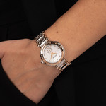 Montre BALMAIN downtown femme bracelet acier inoxydable bicolore rose - vue porté 2