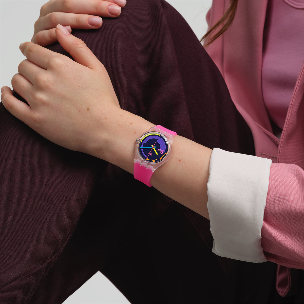 Montre SWATCH mixte bracelet silicone rose - vue porté 1