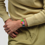 Gemengd SWATCH horloge met meerkleurige siliconen band - gedragen 2 bekijken