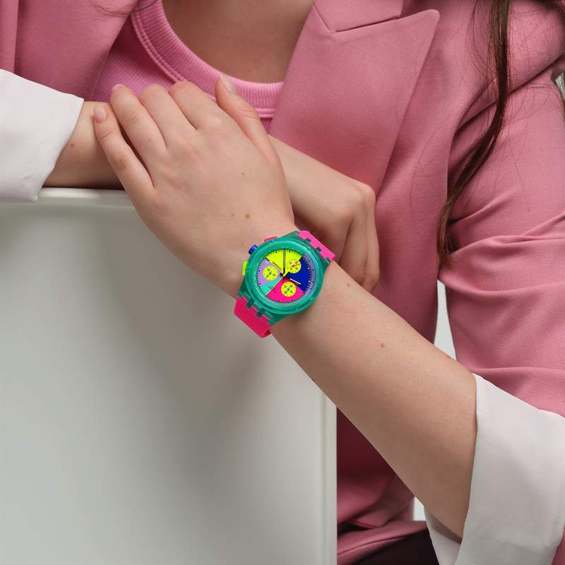 Montre SWATCH mixte bracelet silicone rose - vue porté 1