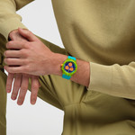 Montre SWATCH mixte bracelet silicone vert - vue porté 2