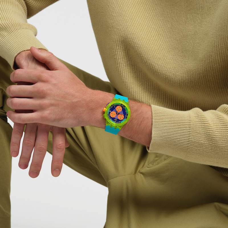 Montre SWATCH mixte bracelet silicone vert - vue porté 2